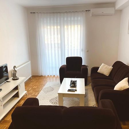 Apartment Troi Prishtine Bagian luar foto